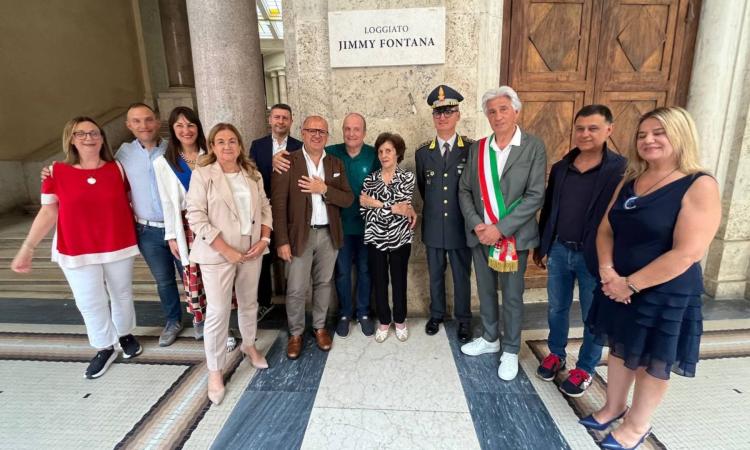 Macerata è "Il mondo" di Jimmy Fontana: una targa lo ricorda per sempre, il figlio Luigi lo canta (VIDEO)