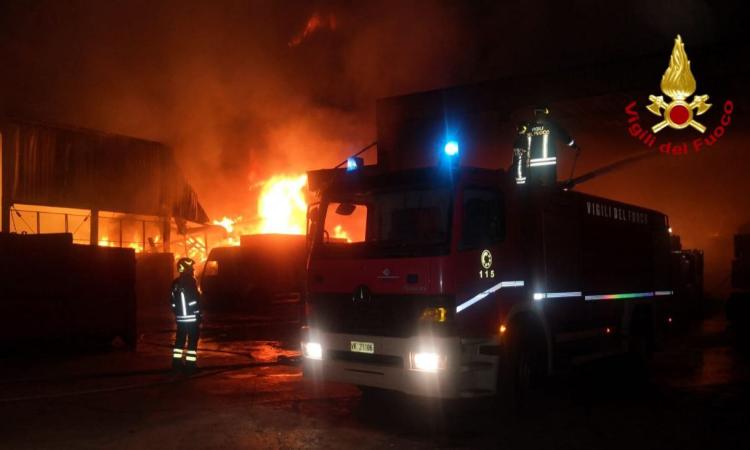 Maxi-incendio in un'azienda di Ancona: vigili del fuoco al lavoro tutta la notte, fiamme spente dopo 9 ore Maxi-incendio in un'azienda di Ancona: vigili del fuoco al lavoro tutta la notte, fiamme spente dopo 9 ore