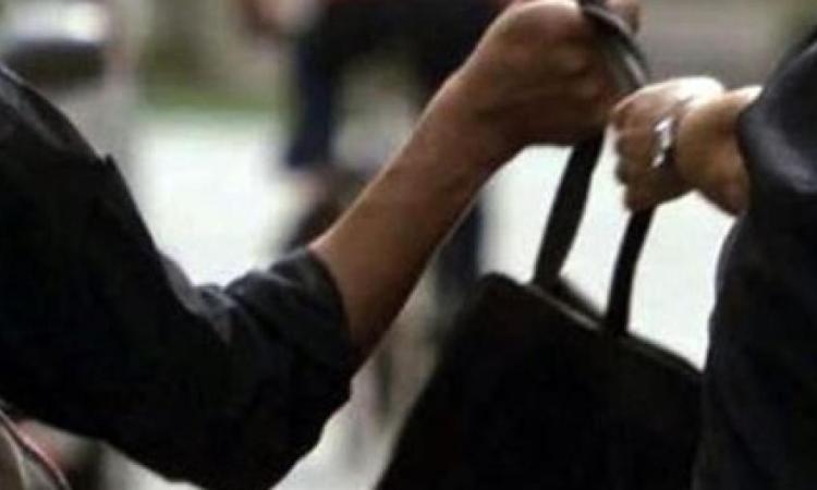 Tolentino, scippo in centro: via la borsa dopo il prelievo alle poste, anziana cade a terra Tolentino, scippo in centro: via la borsa dopo il prelievo alle poste, anziana cade a terra