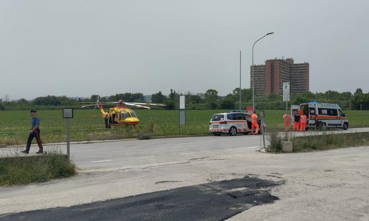 Porto Recanati, accusa un malore mentre passeggia in spiaggia: soccorso turista polacco (FOTO e VIDEO) Porto Recanati, accusa un malore mentre passeggia in spiaggia: soccorso turista polacco (FOTO e VIDEO)