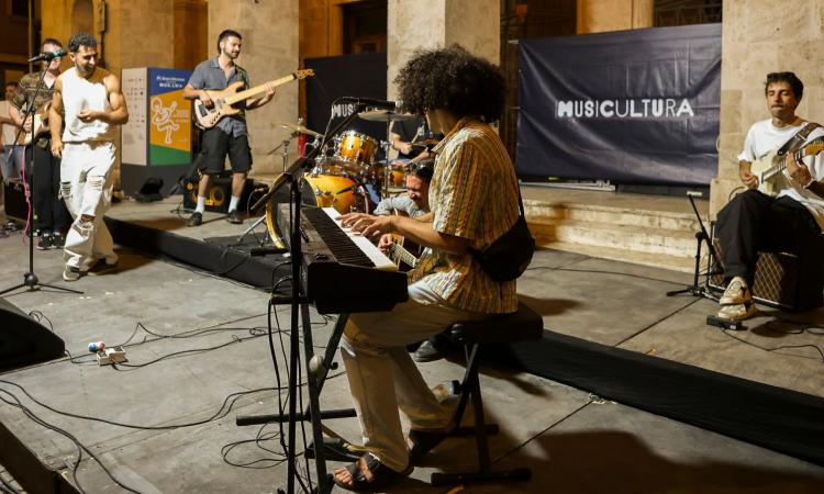 Macerata, la jam session dei finalisti di Musicultura fa ballare piazza Battisti e dà il via alla Festa della musica Macerata, la jam session dei finalisti di Musicultura fa ballare piazza Battisti e dà il via alla Festa della musica