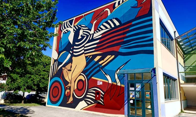 Una donna in bici tra la natura, a Civitanova nuovo murale dedicato alla mobilità sostenibile