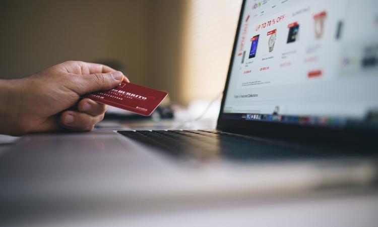 Compra online con le credenziali di un'altra persona: scatta il reato penale