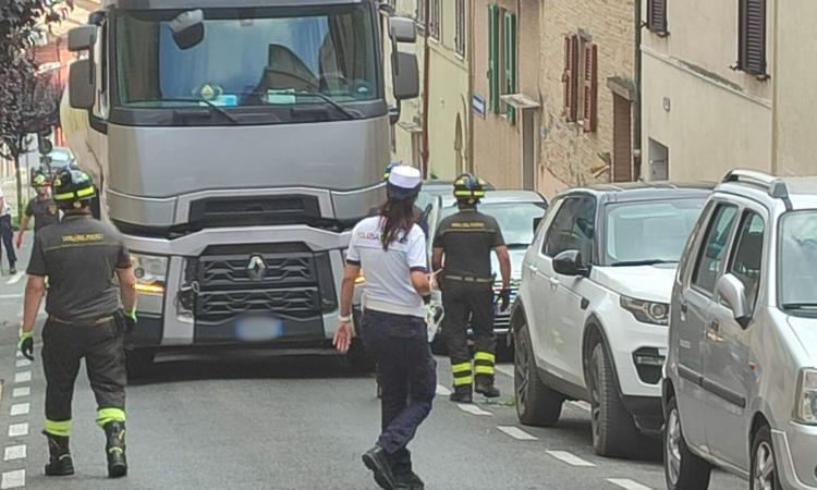 Macerata, camion rimane bloccato a Borgo San Giuliano: intervengono i vigili del fuoco. Traffico in tilt (FOTO)