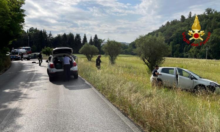 Treia, scontro fra tre auto, una finisce in un campo