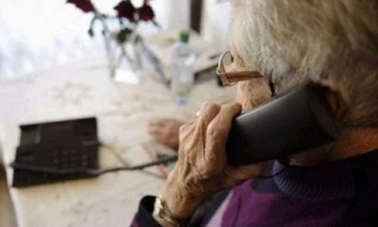 Anziana nel mirino di un gruppo di truffatori, sottratti 90mila euro. Tredici denunce Anziana nel mirino di un gruppo di truffatori, sottratti 90mila euro. Tredici denunce