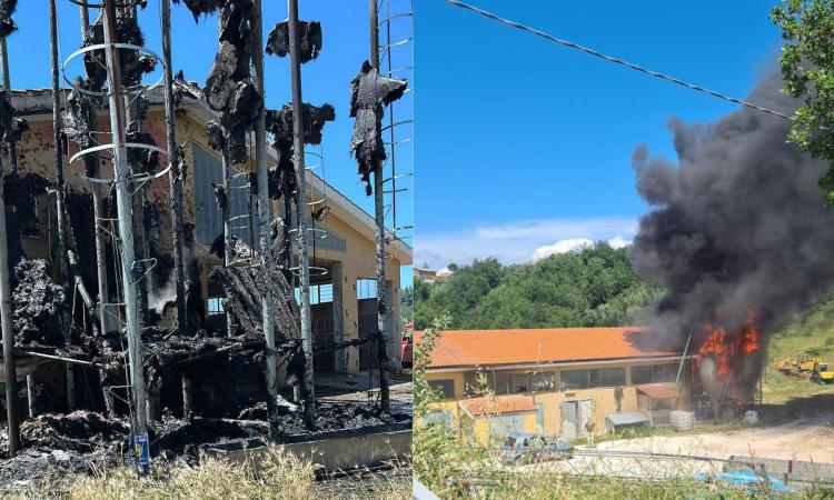 Gualdo, silos a fuoco in un'azienda agricola: cani portati in salvo (FOTO)