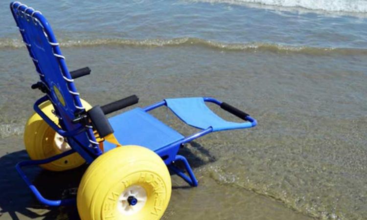 Civitanova, spiagge più accessibili: il Comune acquista 13 nuove sedie Job