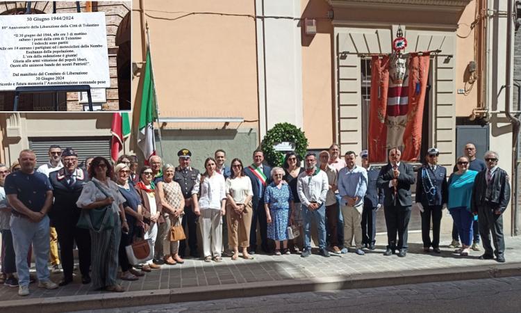 Tolentino, una lapide celebrativa per l'80° anniversario della Liberazione: "Gloria alle armi vittoriose dei popoli liberi"