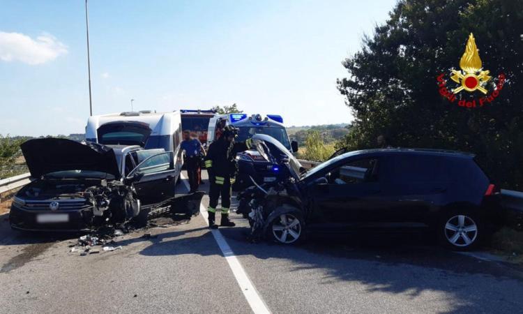 Porto Recanati, scontro tra auto e veicolo con roulotte: rimasto intrappolato un conducente Porto Recanati, scontro tra auto e veicolo con roulotte: rimasto intrappolato un conducente