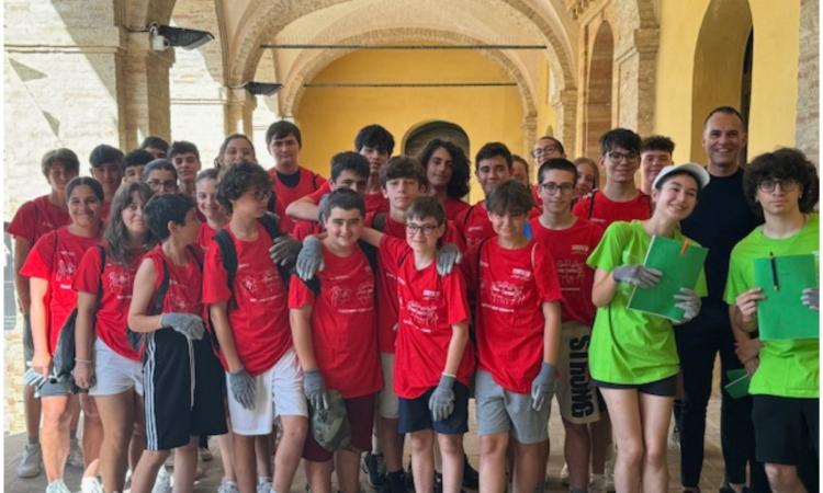Morrovalle, la carica dei 101: i ragazzi pronti a "sporcarsi le mani" per rendere il paese più bello Morrovalle, la carica dei 101: i ragazzi pronti a "sporcarsi le mani" per rendere il paese più bello