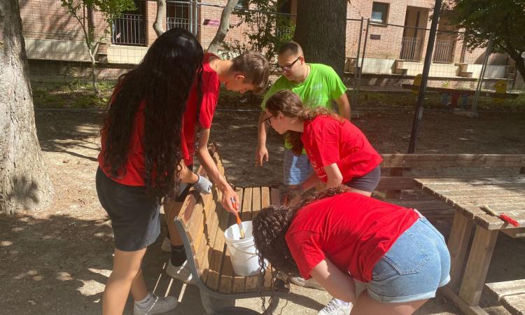 Muccia, la rinascita passa anche dai giovani: al lavoro d'estate per il restyling del borgo Muccia, la rinascita passa anche dai giovani: al lavoro d'estate per il restyling del borgo