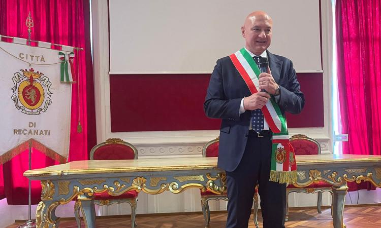 Recanati, il neo sindaco Pepa apre il suo ufficio e il Comando della polizia locale ai cittadini Recanati, il neo sindaco Pepa apre il suo ufficio e il Comando della polizia locale ai cittadini