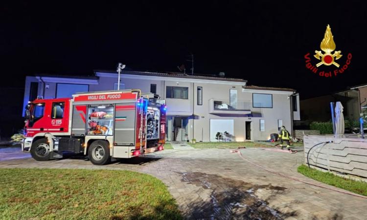 Fiamme in un'abitazione: pronto intervento dei vigili del fuoco Fiamme in un'abitazione: pronto intervento dei vigili del fuoco