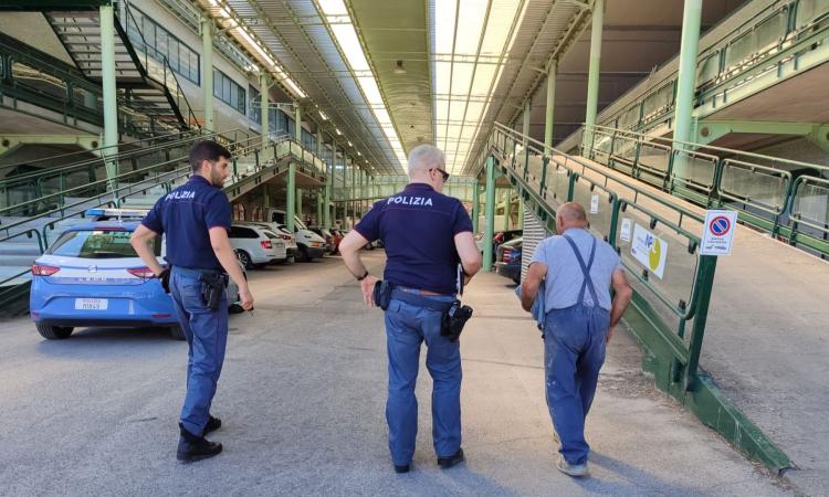 Incidente sul lavoro a Macerata, operaio travolto da un box di legno. Interviene l'elisoccorso