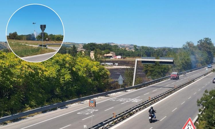 Incendio a Corridonia, chiuso tratto di superstrada: le fiamme lambiscono un'abitazione (FOTO)