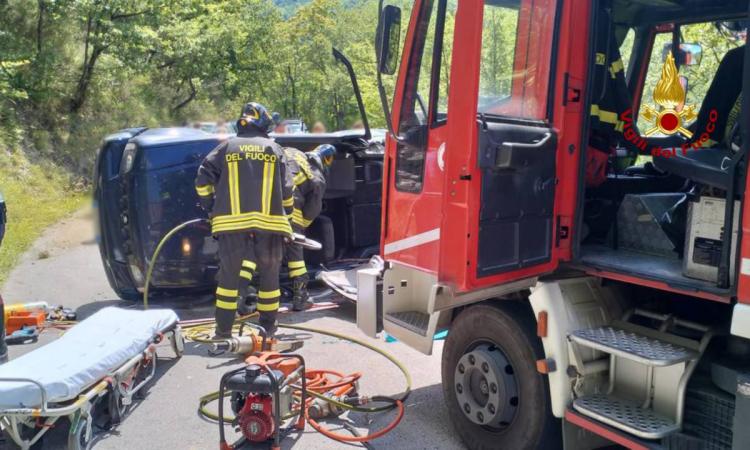 Perde il controllo dell'auto e si ribalta: un ferito estratto dalle lamiere