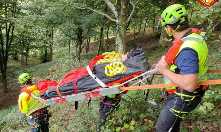Pioraco, accusa un malore lungo il sentiero: scattano i soccorsi per un'escursionista Pioraco, accusa un malore lungo il sentiero: scattano i soccorsi per un'escursionista