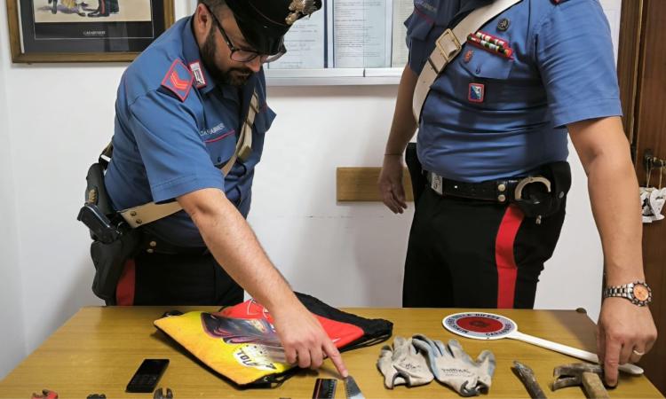 Esanatoglia, sfonda la porta e tenta furto all'eremo di San Cataldo: arrestato 55enne Esanatoglia, sfonda la porta e tenta furto all'eremo di San Cataldo: arrestato 55enne