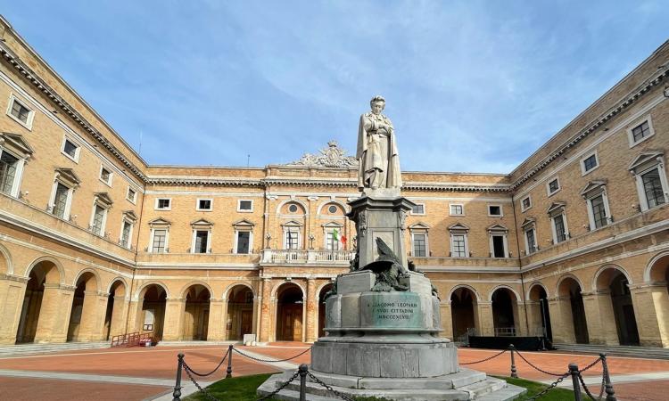 Recanati, con Pepa cambia la viabilità: dal 14 luglio nuova Z.T.L nel centro storico Recanati, con Pepa cambia la viabilità: dal 14 luglio nuova Z.T.L nel centro storico
