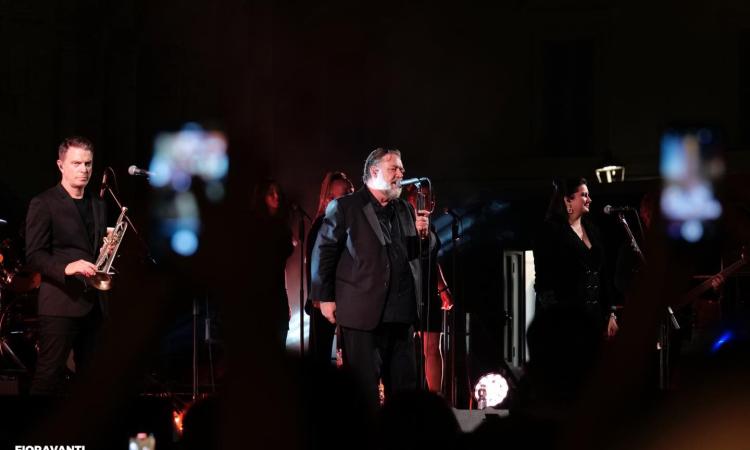 Russell Crowe conquista piazza del Popolo; "Io sono ascolano". Chiusura con 'Sarà perché ti amo' Russell Crowe conquista piazza del Popolo; "Io sono ascolano". Chiusura con 'Sarà perché ti amo'