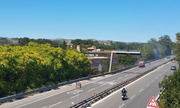 Scoppia incendio ai lati della superstrada: chiusi gli svincoli di Morrovalle e Corridonia