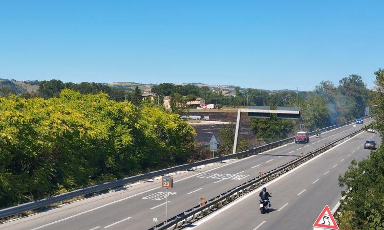 Scoppia incendio ai lati della superstrada: chiusi gli svincoli di Morrovalle e Corridonia Scoppia incendio ai lati della superstrada: chiusi gli svincoli di Morrovalle e Corridonia