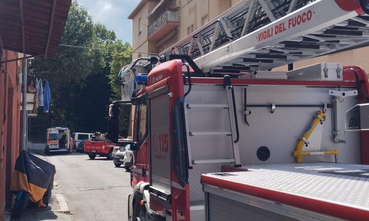 Macerata, non risponde ai familiari: intervengono i vigili del fuoco e la trovano a terra