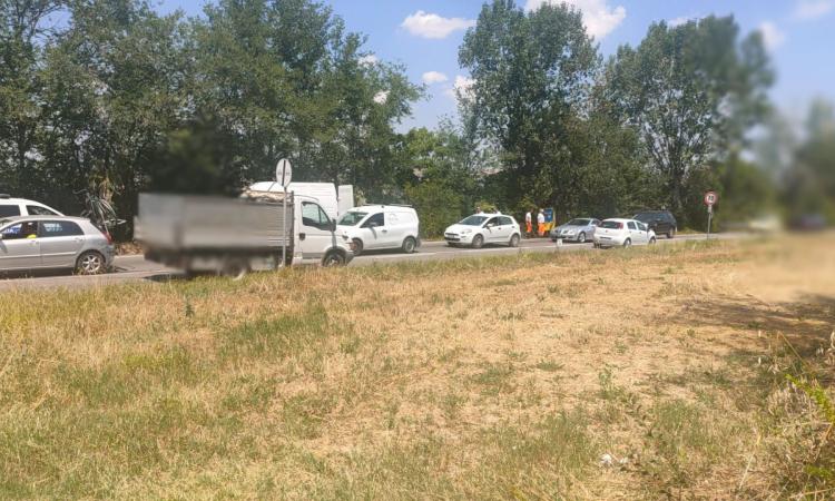 Furgone del Cosmari in fiamme a Villa Potenza, traffico in tilt a Macerata Furgone del Cosmari in fiamme a Villa Potenza, traffico in tilt a Macerata