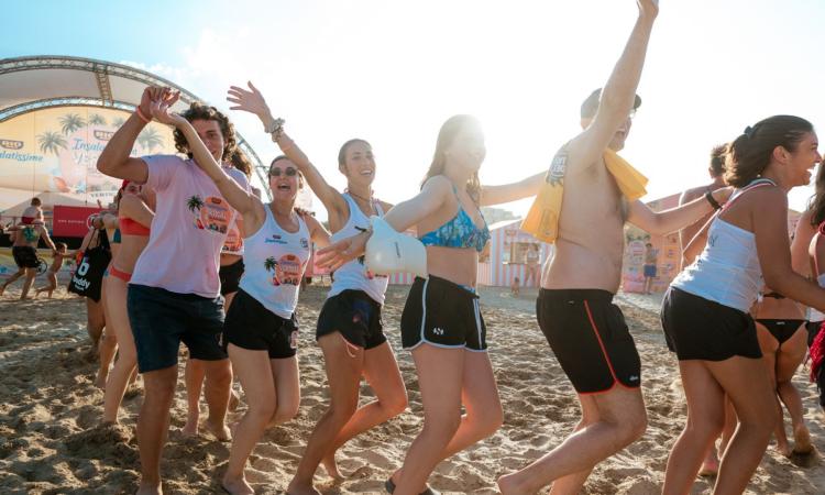 Civitanova, tutti in spiaggia con Radio Deejay: un weekend di attività con il Vertical Summer Tour