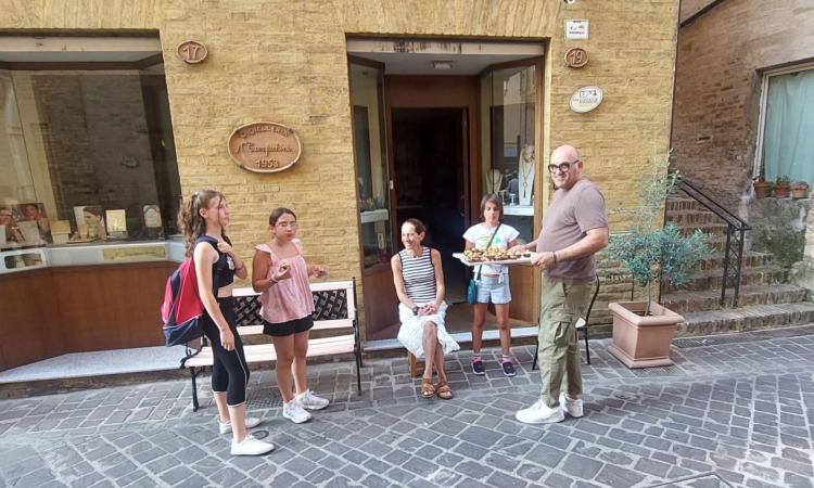 Monte San Giusto, manca la corrente per otto ore ma Simone Jualé del bar "Le Logge" riaccende il buon umore di tutti