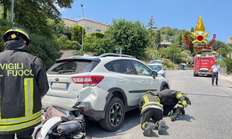 Recanati, scontro tra auto e scooter: un uomo trasferito a Torrette Recanati, scontro tra auto e scooter: un uomo trasferito a Torrette