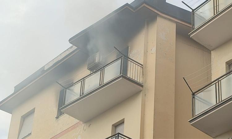 Macerata, scoppia incendio al quarto piano di una palazzina: evacuata una famiglia (VIDEO e FOTO)