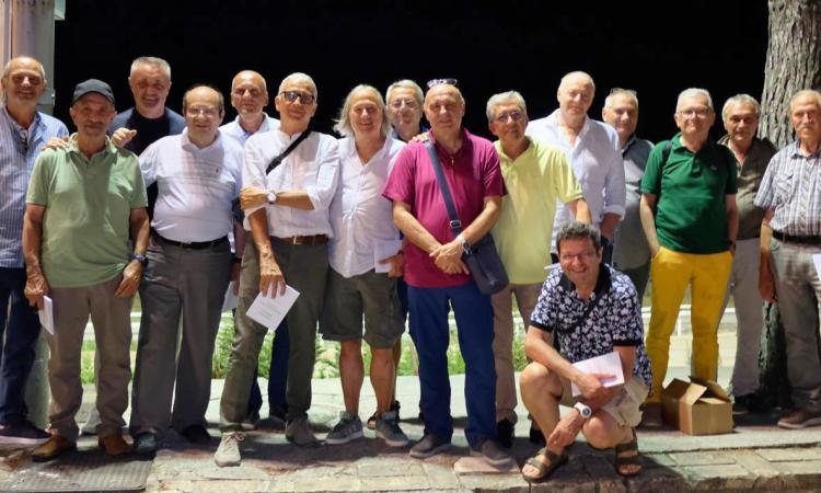San Severino, si incontrano a 45 anni dal diploma: reunion per gli ex studenti del "Divini" San Severino, si incontrano a 45 anni dal diploma: reunion per gli ex studenti del "Divini"