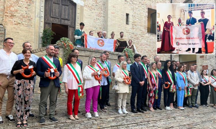 San Severino si tinge di arancione: consegnata la bandiera del Touring Club al sindaco Piermattei