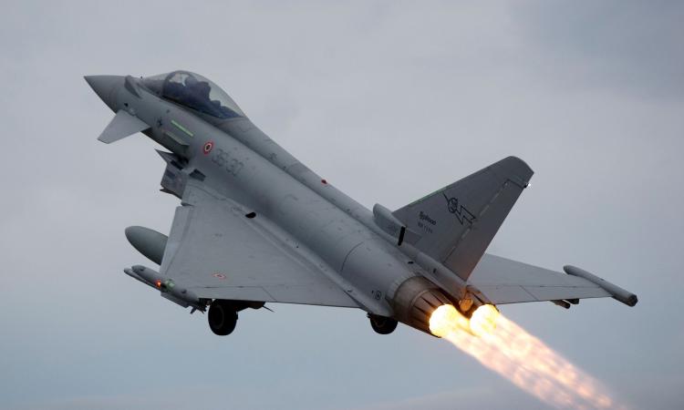 Allarme aereo, due Eurofighter intervengono nei cieli maceratesi