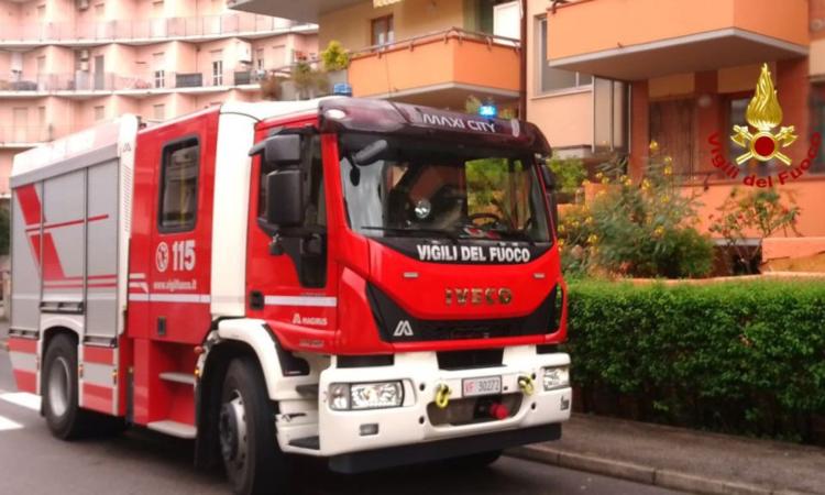 Porto Recanati, un fulmine colpisce i contatori del metano: intero condominio evacuato Porto Recanati, un fulmine colpisce i contatori del metano: intero condominio evacuato