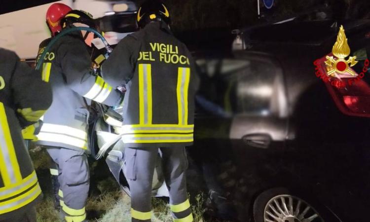 Tremendo frontale tra due auto: un morto e due feriti Tremendo frontale tra due auto: un morto e due feriti