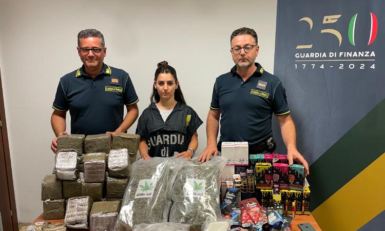 Macerata, nel garage della nonna nasconde un bazar della droga da mezzo milione di euro: 27enne in manette