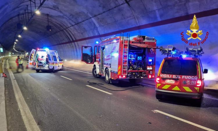 Incidente in galleria con la moto: gravissimo un 42enne di San Severino Marche