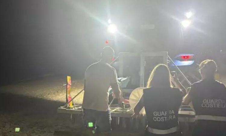 Ombrelloni, lettini e sedie sdraio abusivi: riconsegnati 10mila metri quadrati di spiaggia libera Ombrelloni, lettini e sedie sdraio abusivi: riconsegnati 10mila metri quadrati di spiaggia libera