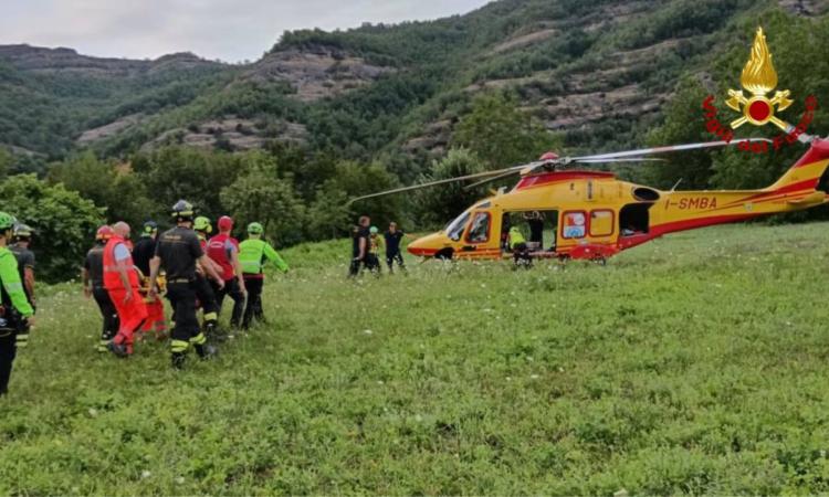 Precipita per dieci metri in un burrone in montagna: donna trasportata a Torrette in elisoccorso