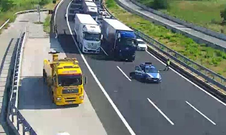 Grave incidente in A14, l'eliambulanza atterra sulla carreggiata: traffico bloccato e code (VIDEO) Grave incidente in A14, l'eliambulanza atterra sulla carreggiata: traffico bloccato e code (VIDEO)