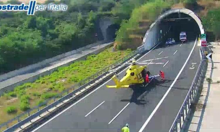 Grave incidente in A14, operaio investito da un mezzo: interviene l'eliambulanza Grave incidente in A14, operaio investito da un mezzo: interviene l'eliambulanza