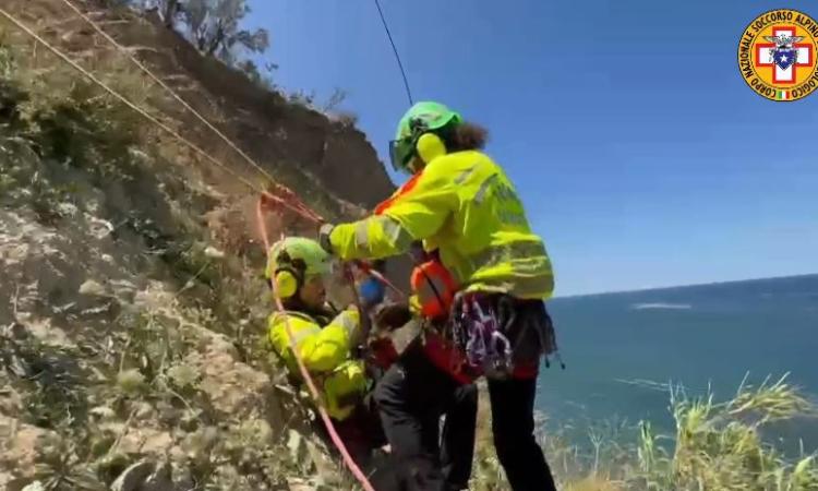 Escursionista scivola da una scogliera: delicato intervento del Soccorso Alpino