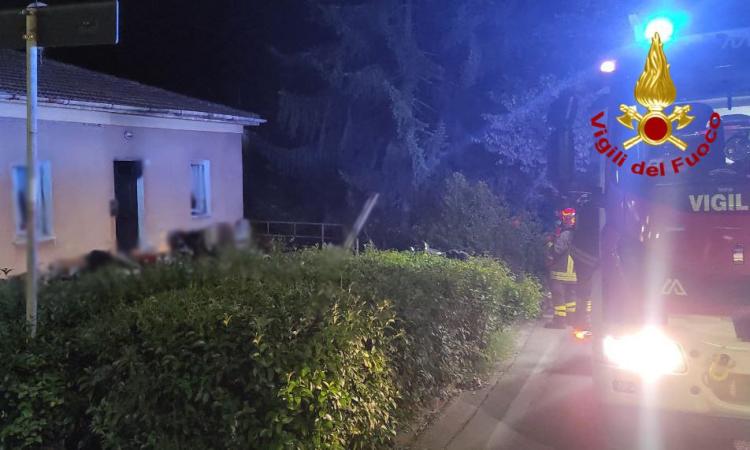 Recanati, scoppia incendio nella camera da letto di un'abitazione: due persone evacuate