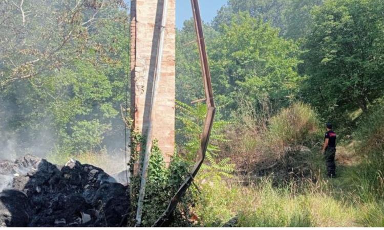 In fiamme vasta superficie di bosco e un fienile: c'è l'ombra del dolo