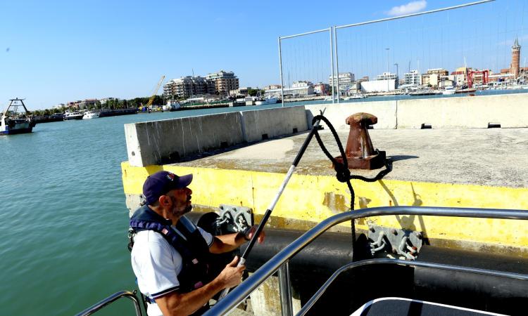 Scontro tra due pescherecci al largo di Civitanova: soccorsi da una motovedetta della guardia costiera Scontro tra due pescherecci al largo di Civitanova: soccorsi da una motovedetta della guardia costiera