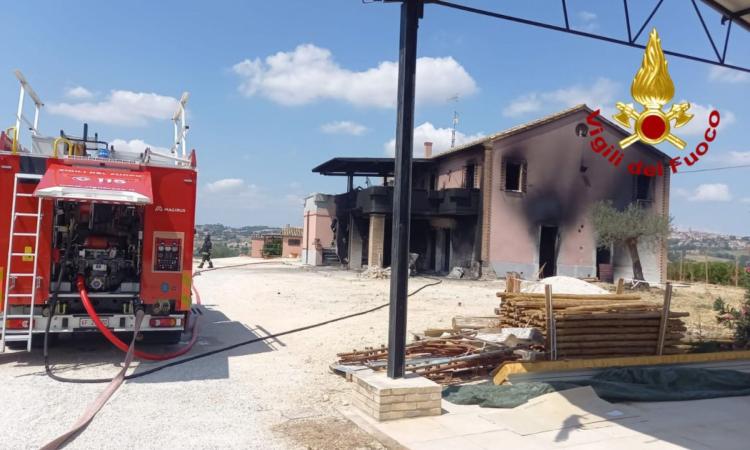 Corridonia, incendio in una casa in ristrutturazione: le fiamme rendono inagibile l'immobile Corridonia, incendio in una casa in ristrutturazione: le fiamme rendono inagibile l'immobile