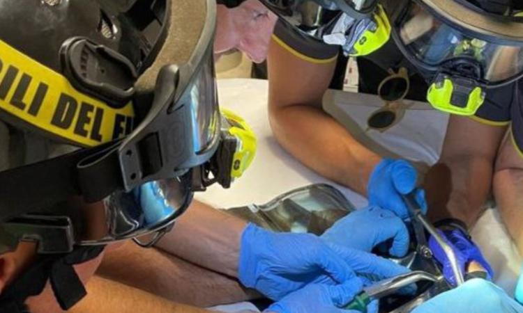 L'anello resta incastrato al dito del paziente: per la rimozione intervengono i vigili del fuoco L'anello resta incastrato al dito del paziente: per la rimozione intervengono i vigili del fuoco